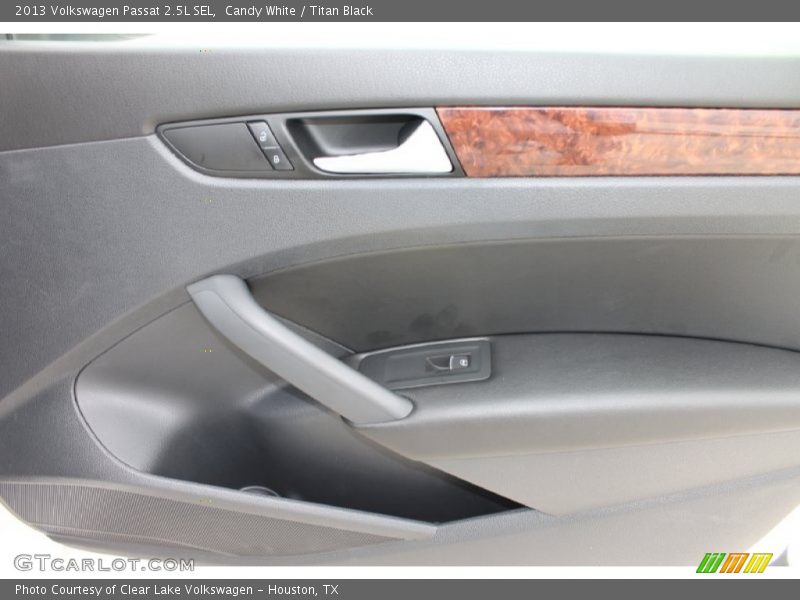 Candy White / Titan Black 2013 Volkswagen Passat 2.5L SEL