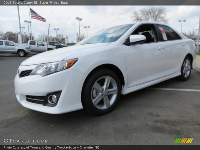 Super White / Black 2013 Toyota Camry SE