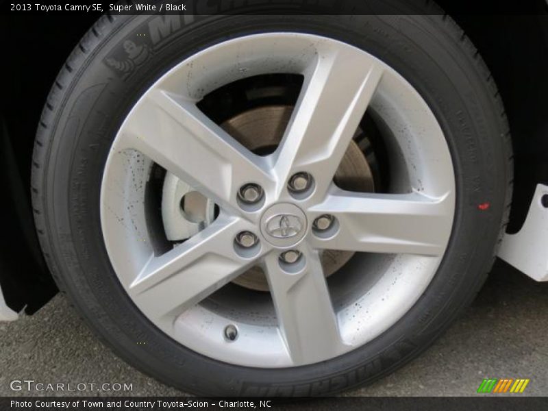 Super White / Black 2013 Toyota Camry SE