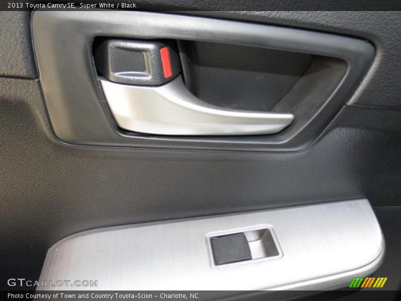 Super White / Black 2013 Toyota Camry SE
