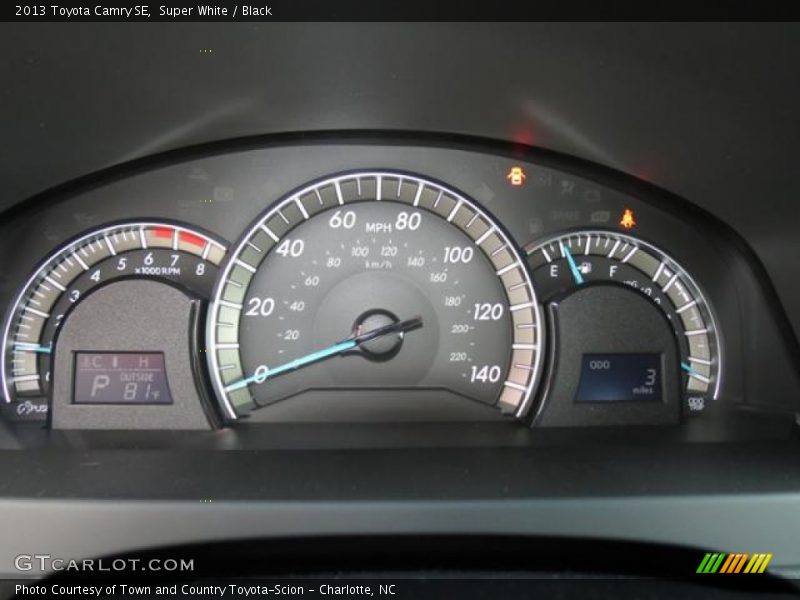Super White / Black 2013 Toyota Camry SE