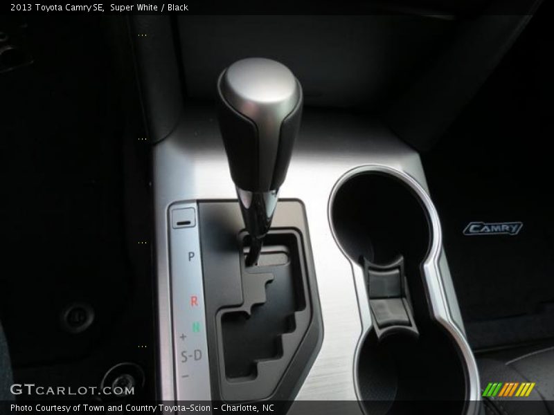 Super White / Black 2013 Toyota Camry SE