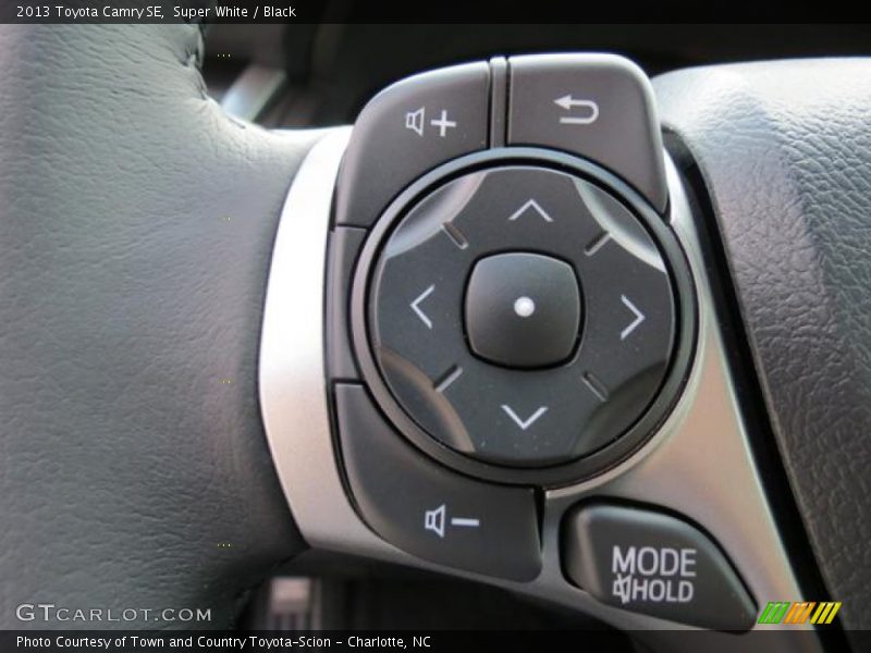 Super White / Black 2013 Toyota Camry SE
