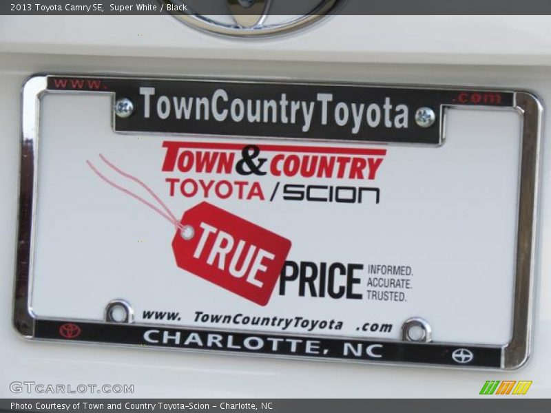 Super White / Black 2013 Toyota Camry SE