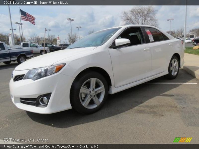 Super White / Black 2013 Toyota Camry SE