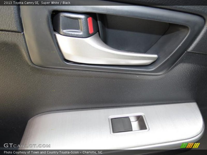 Super White / Black 2013 Toyota Camry SE