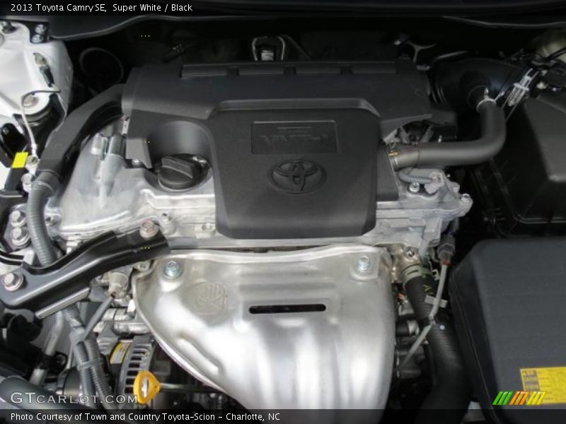 Super White / Black 2013 Toyota Camry SE