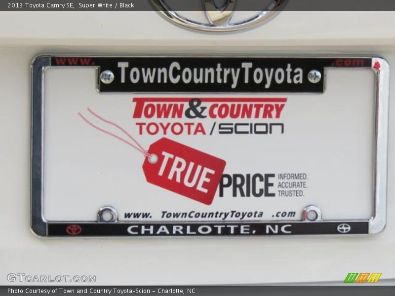 Super White / Black 2013 Toyota Camry SE