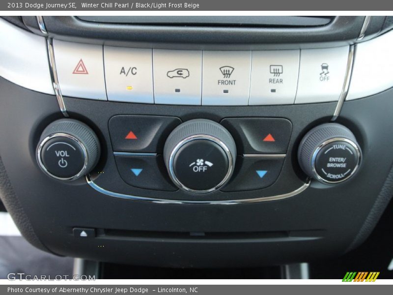 Winter Chill Pearl / Black/Light Frost Beige 2013 Dodge Journey SE