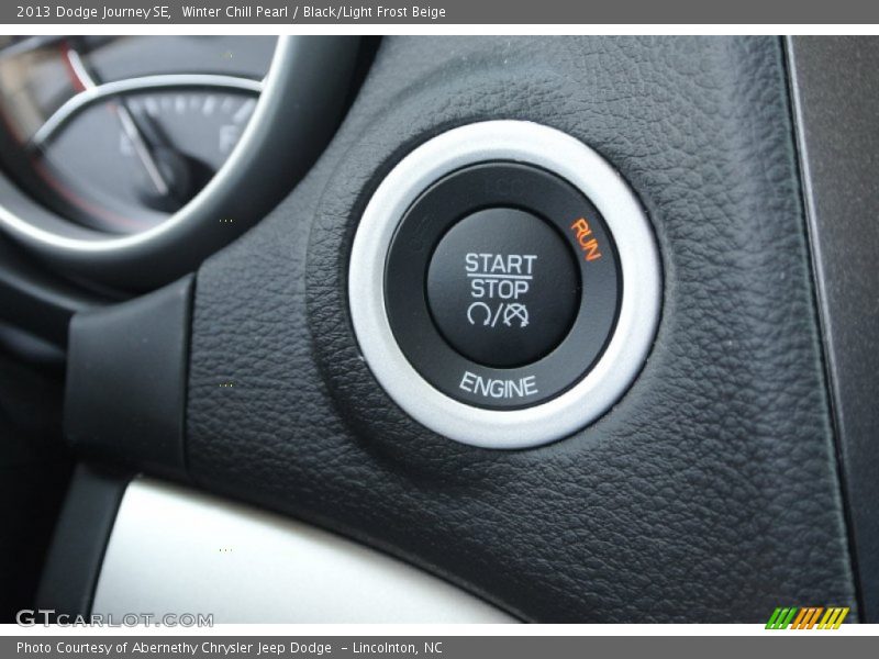 Winter Chill Pearl / Black/Light Frost Beige 2013 Dodge Journey SE