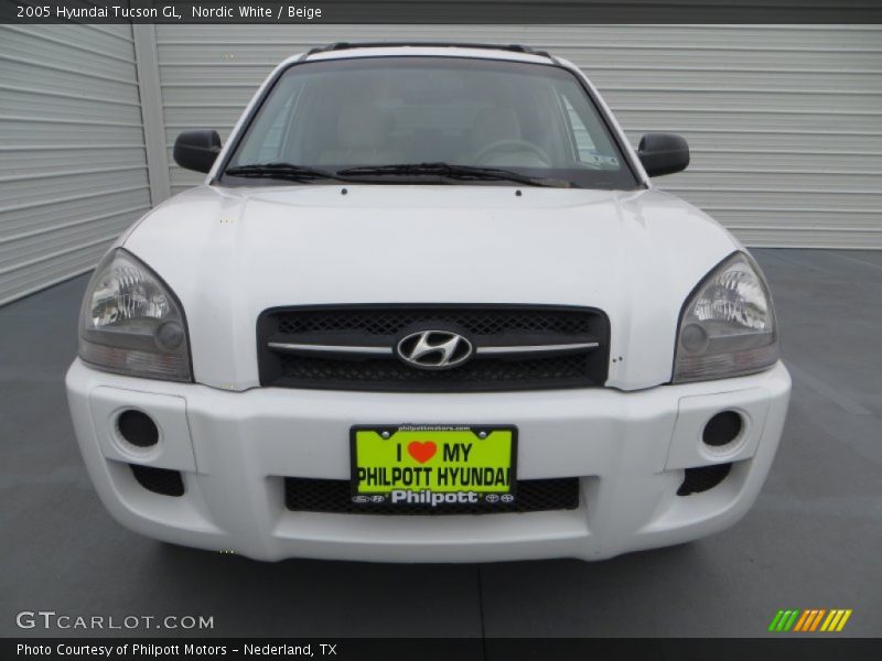 Nordic White / Beige 2005 Hyundai Tucson GL