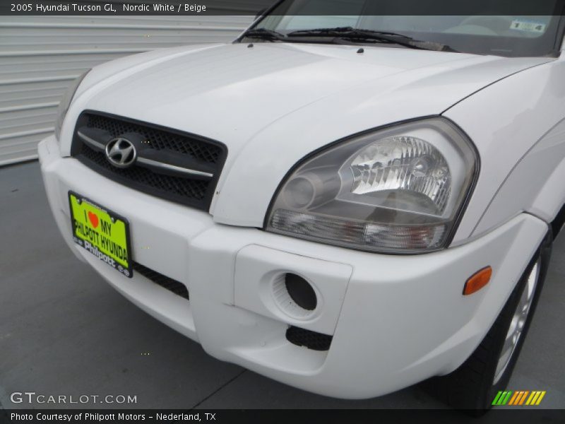 Nordic White / Beige 2005 Hyundai Tucson GL