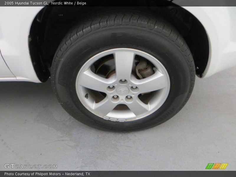 Nordic White / Beige 2005 Hyundai Tucson GL