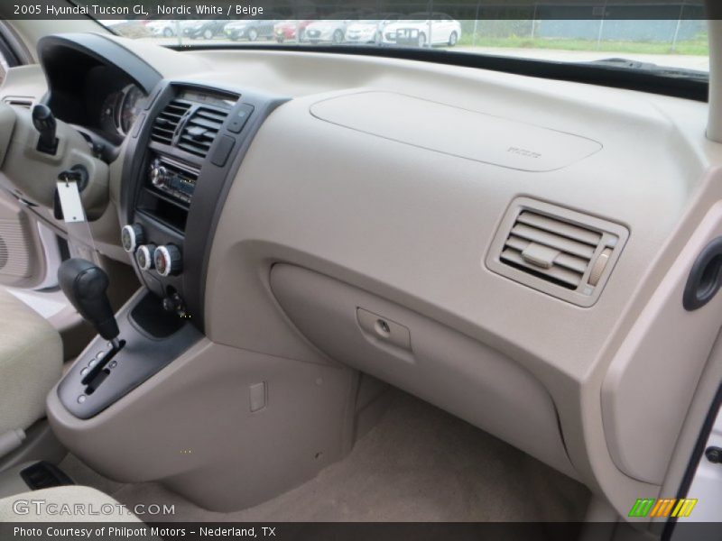 Nordic White / Beige 2005 Hyundai Tucson GL
