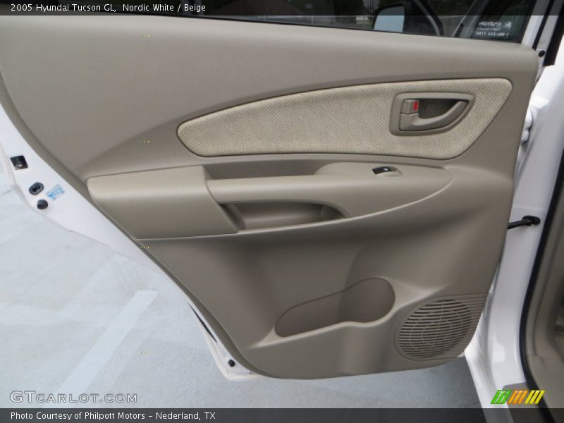 Nordic White / Beige 2005 Hyundai Tucson GL