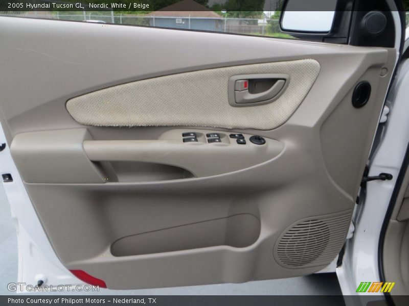 Nordic White / Beige 2005 Hyundai Tucson GL
