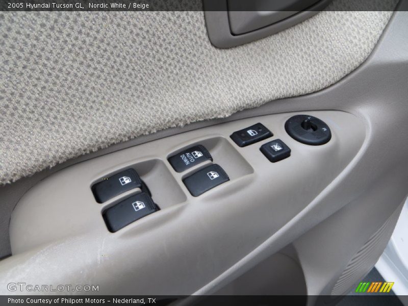 Nordic White / Beige 2005 Hyundai Tucson GL
