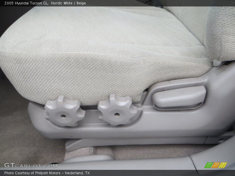 Nordic White / Beige 2005 Hyundai Tucson GL