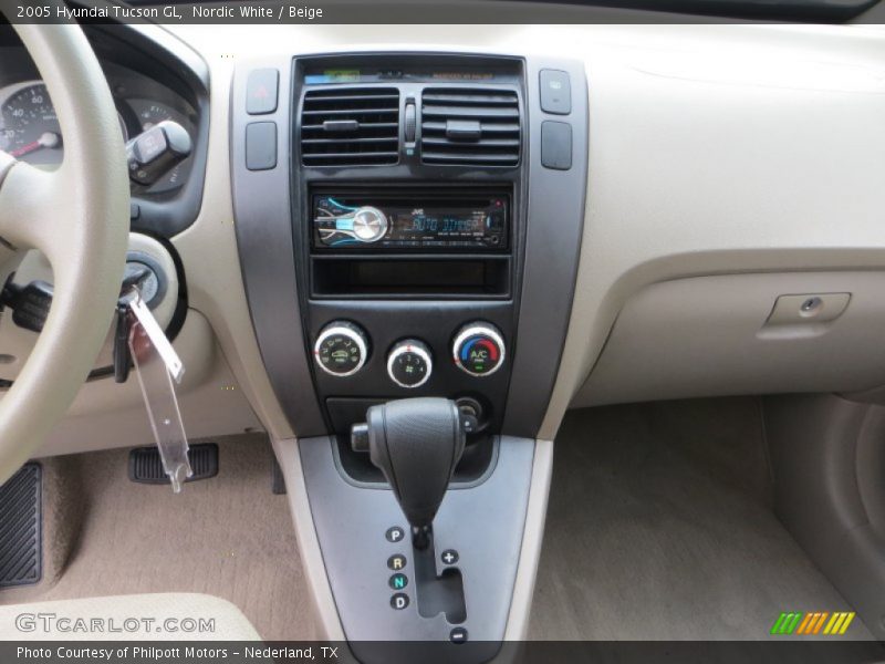 Nordic White / Beige 2005 Hyundai Tucson GL