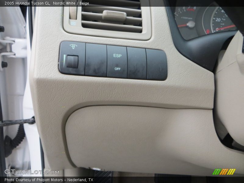 Nordic White / Beige 2005 Hyundai Tucson GL