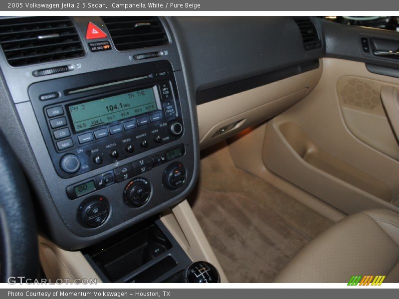 Campanella White / Pure Beige 2005 Volkswagen Jetta 2.5 Sedan