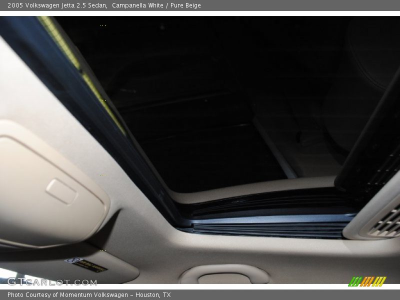 Campanella White / Pure Beige 2005 Volkswagen Jetta 2.5 Sedan