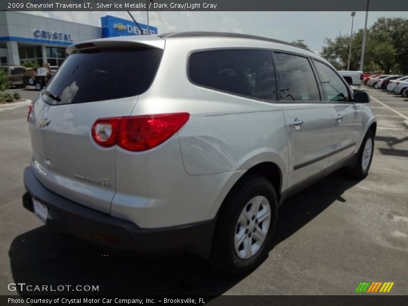 Silver Ice Metallic / Dark Gray/Light Gray 2009 Chevrolet Traverse LT