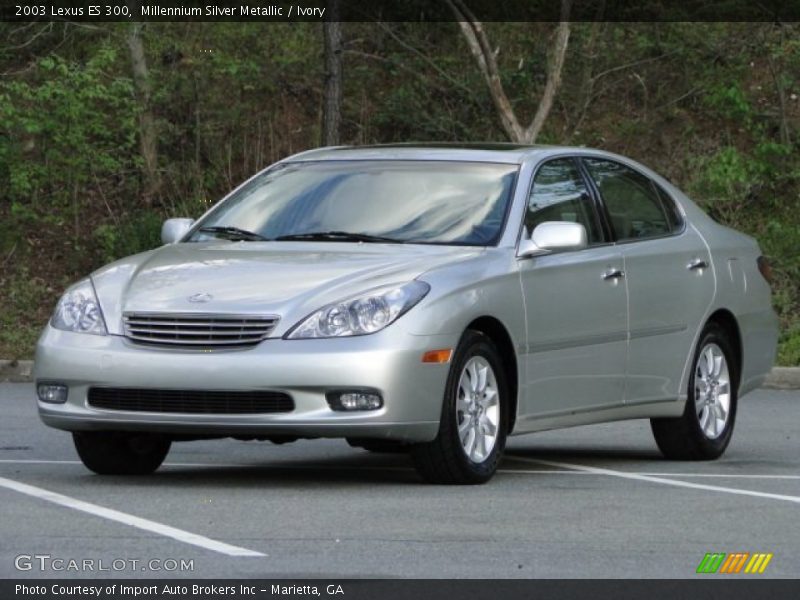 Front 3/4 View of 2003 ES 300