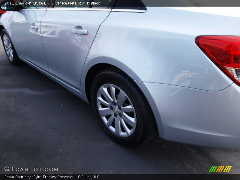 Silver Ice Metallic / Jet Black 2011 Chevrolet Cruze LT
