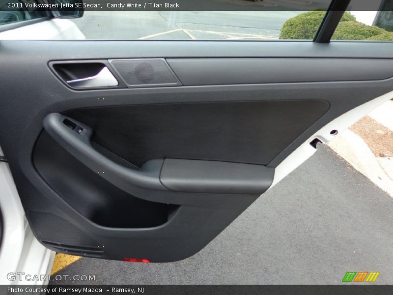 Candy White / Titan Black 2011 Volkswagen Jetta SE Sedan