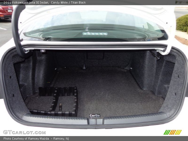Candy White / Titan Black 2011 Volkswagen Jetta SE Sedan