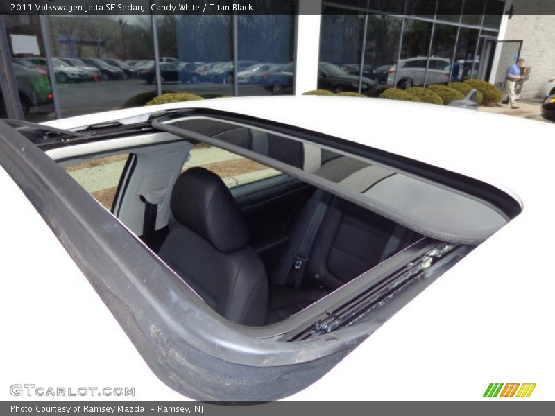 Candy White / Titan Black 2011 Volkswagen Jetta SE Sedan