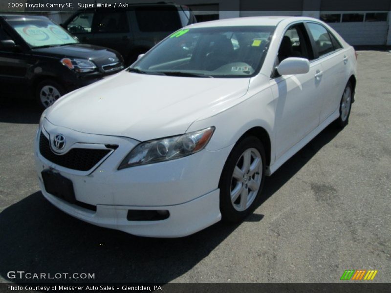 Super White / Ash 2009 Toyota Camry SE