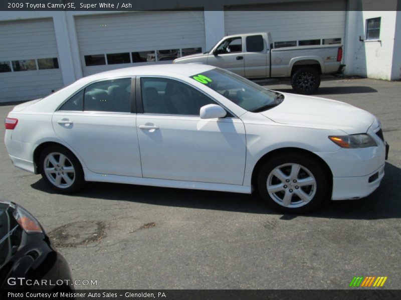 Super White / Ash 2009 Toyota Camry SE