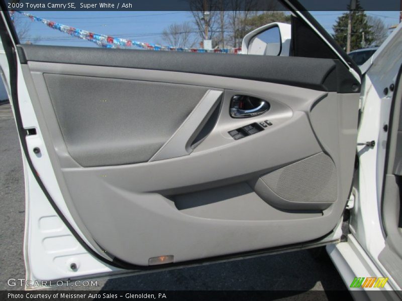 Super White / Ash 2009 Toyota Camry SE