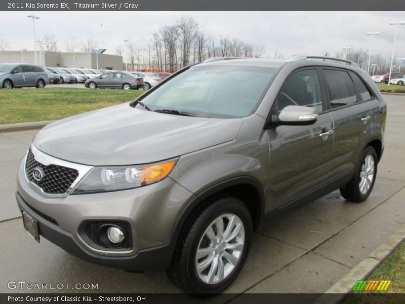 Front 3/4 View of 2011 Sorento EX