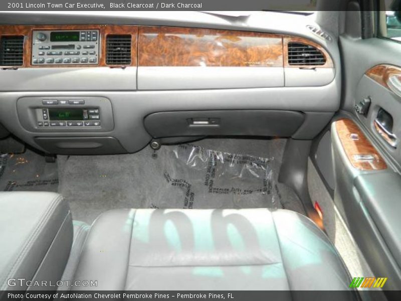 Black Clearcoat / Dark Charcoal 2001 Lincoln Town Car Executive