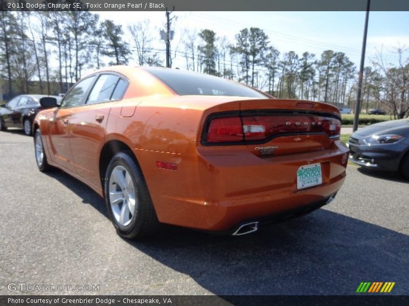 Toxic Orange Pearl / Black 2011 Dodge Charger SE