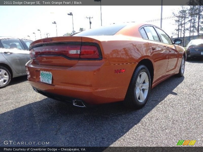 Toxic Orange Pearl / Black 2011 Dodge Charger SE