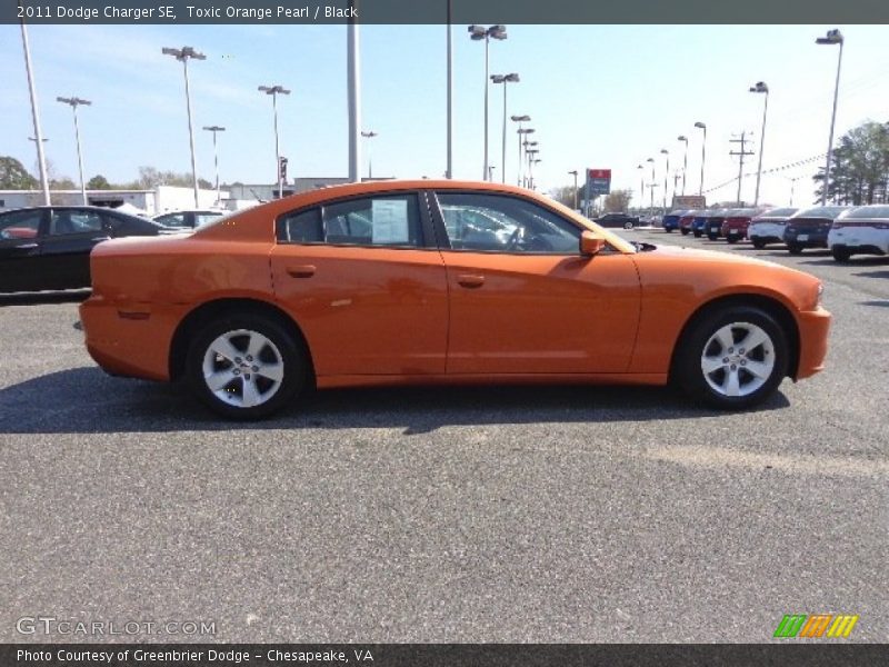 Toxic Orange Pearl / Black 2011 Dodge Charger SE