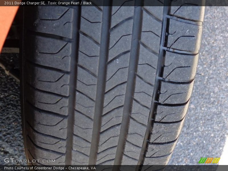 Toxic Orange Pearl / Black 2011 Dodge Charger SE