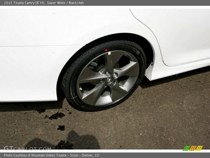 Super White / Black/Ash 2013 Toyota Camry SE V6