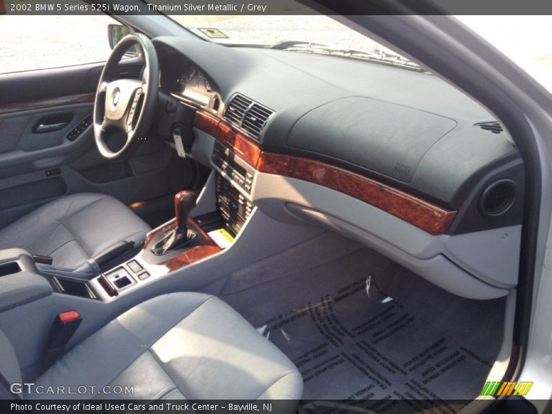 Dashboard of 2002 5 Series 525i Wagon