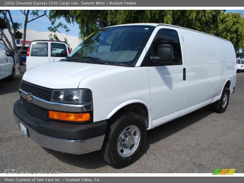Front 3/4 View of 2009 Express 3500 Cargo Van