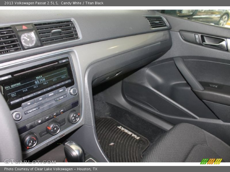 Candy White / Titan Black 2013 Volkswagen Passat 2.5L S