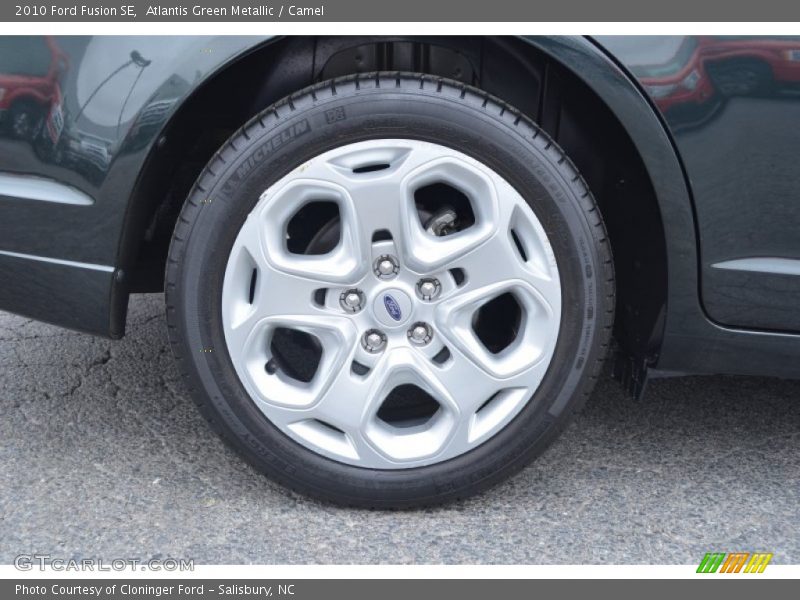Atlantis Green Metallic / Camel 2010 Ford Fusion SE