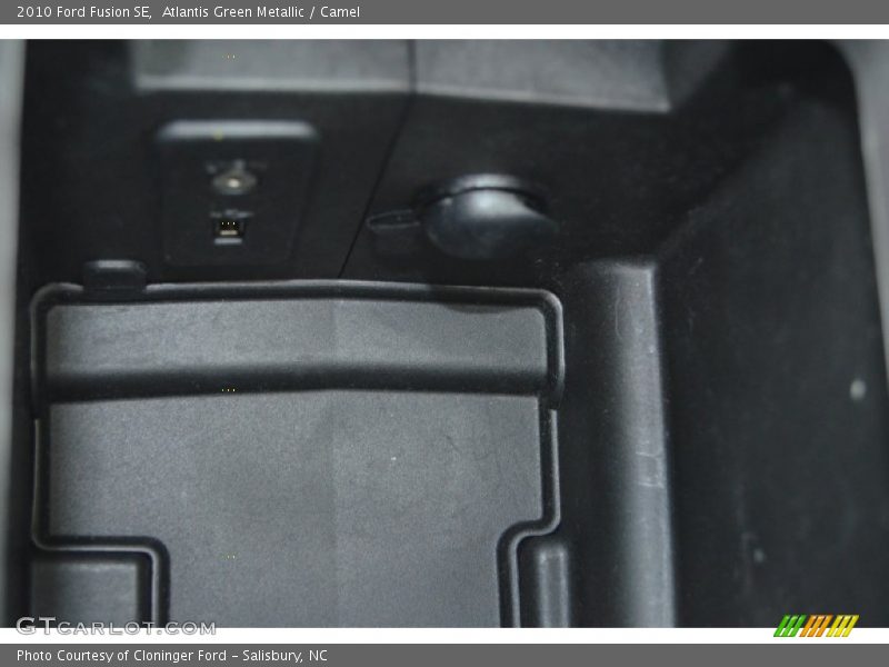 Atlantis Green Metallic / Camel 2010 Ford Fusion SE