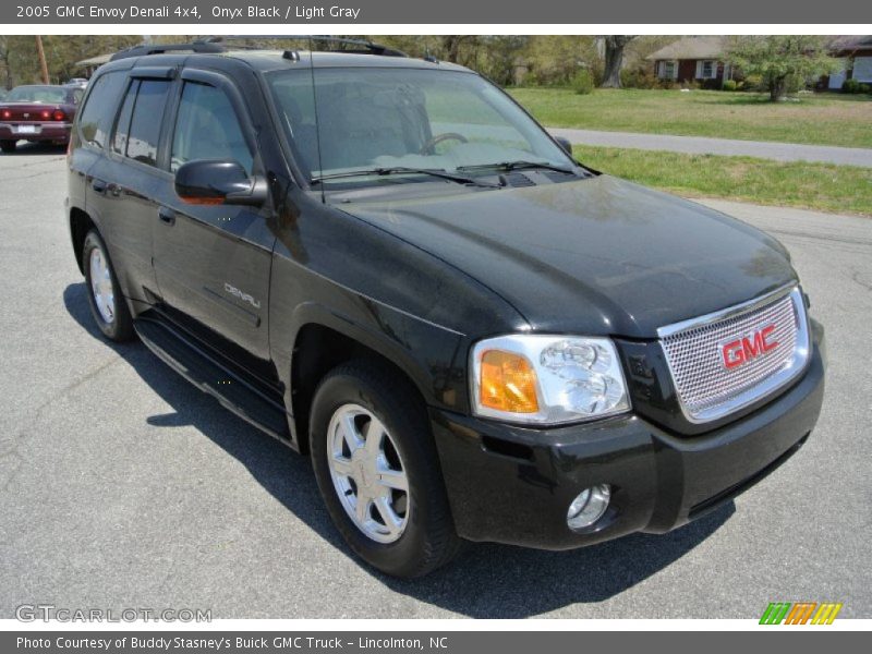 Front 3/4 View of 2005 Envoy Denali 4x4
