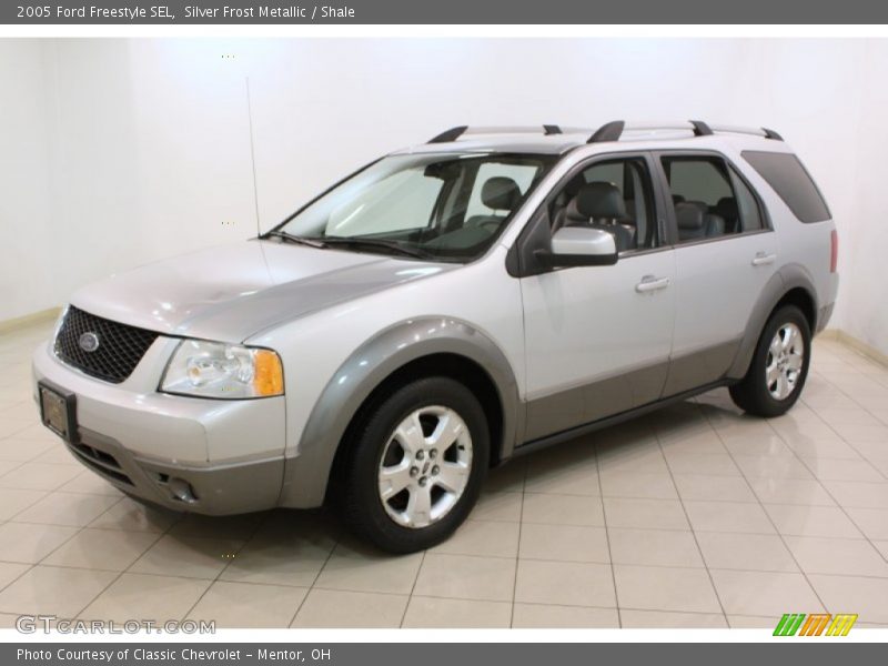 Front 3/4 View of 2005 Freestyle SEL