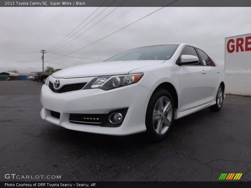Super White / Black 2013 Toyota Camry SE